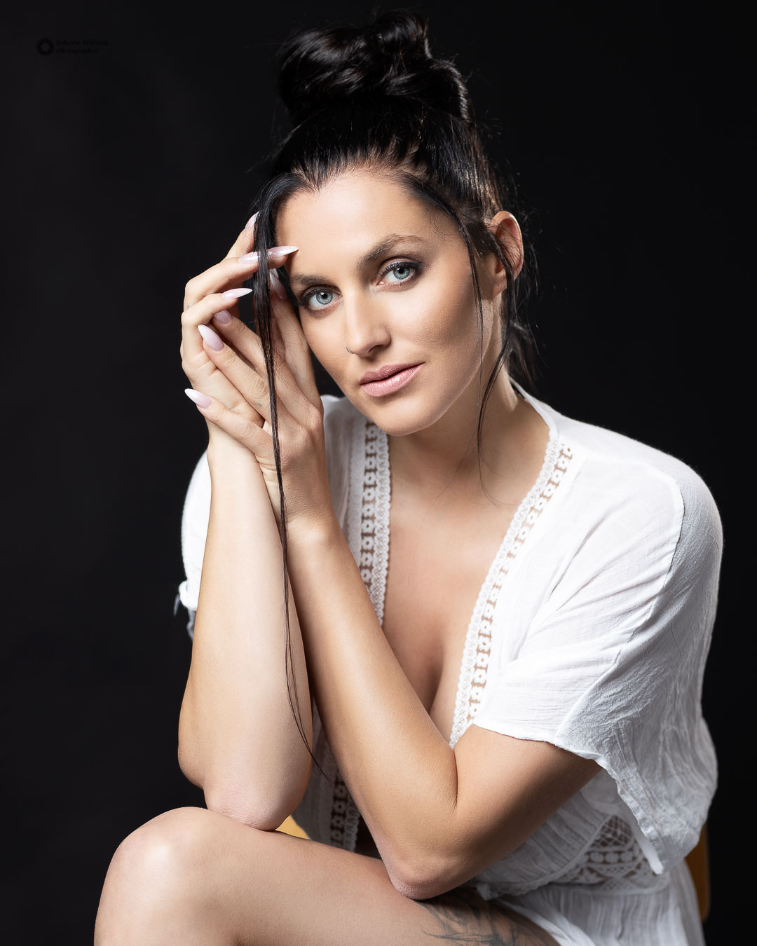 Tanja in maglietta bianca su fondo nero, ritratto glamour, foto 6 di 16