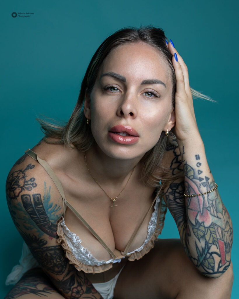 Ritratto in studio su fondo blu