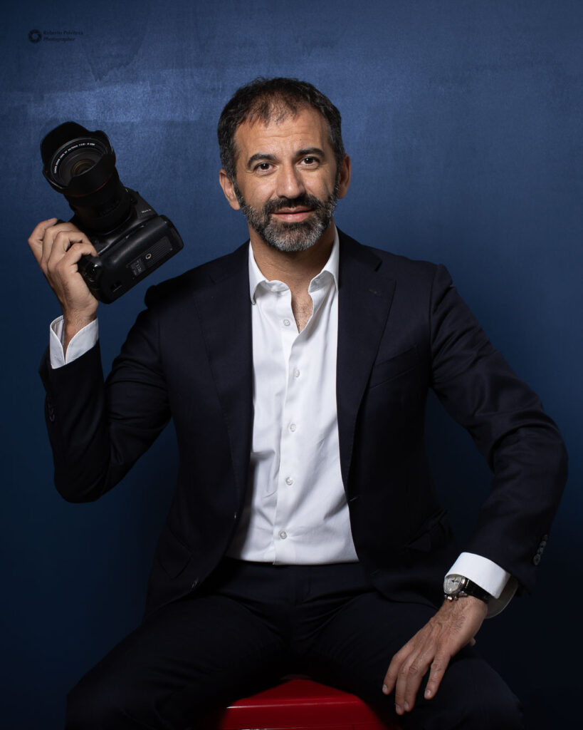 Roberto Privitera con la fotocamera, ritratto in studio