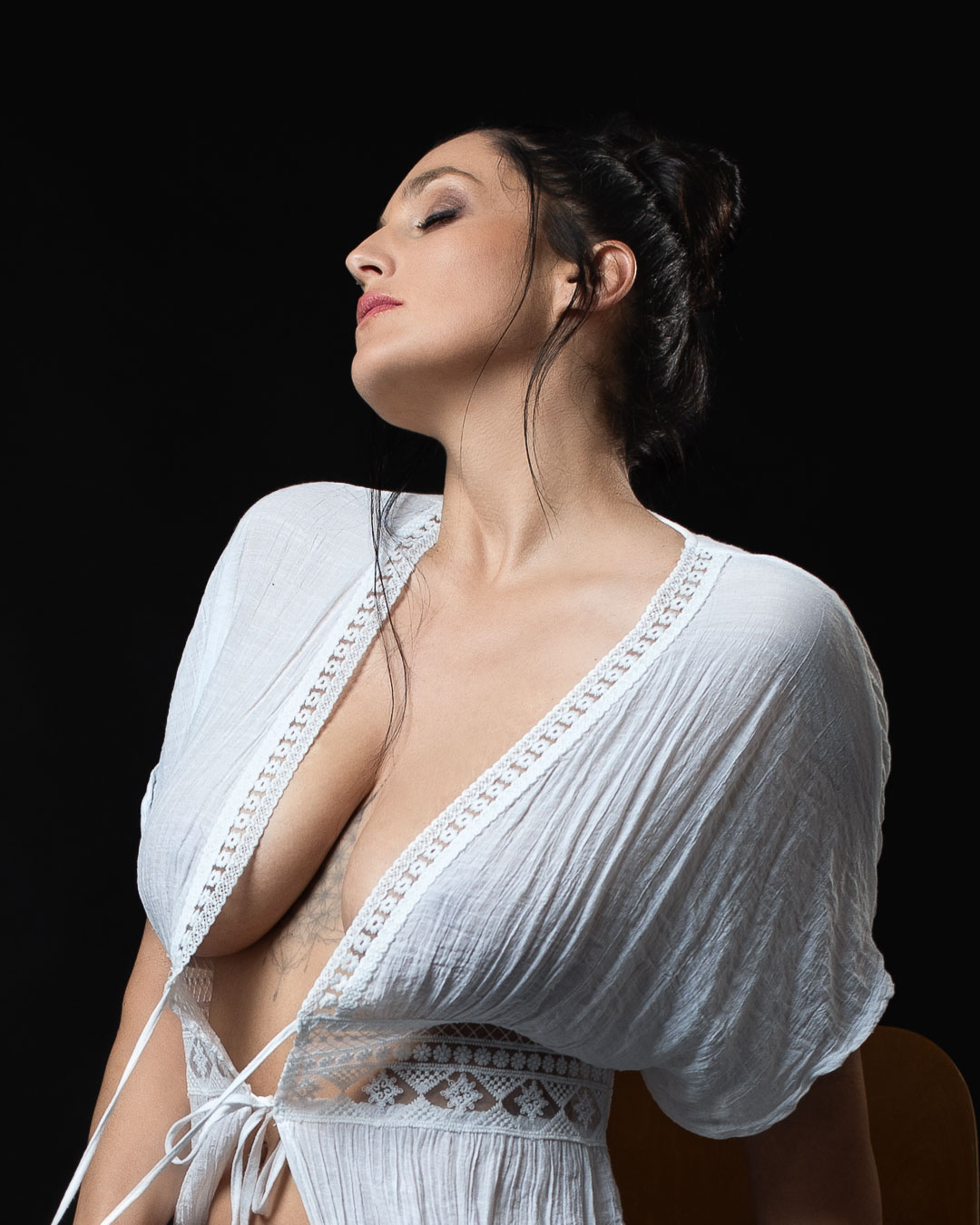 Tanja in maglietta bianca su fondo nero, ritratto glamour, foto 11 di 16